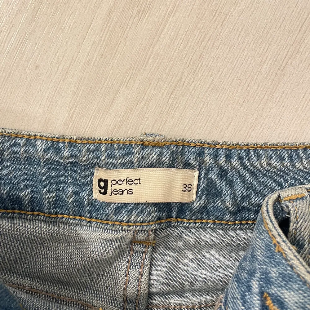 Ett par blåa mom jeans ifrån Gina Tricot i stl 36. Säljes pga att dem va för stora för mig. Jeans & Byxor.