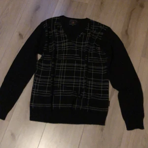 Stickad tröja - Säljer min rutiga/randiga stickade tröja som jag aldrig använt sen jag köpte den :) fint skick. 