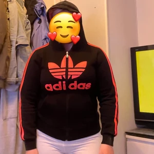 Rosa/svart adidas tröja - Svart tröja med rosa adidasmärke och dragkedja. Sitter lite litet på mig så måste tyvärr sälja tröjan.