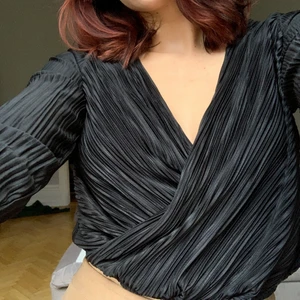 Långärmad tröja - Långärmad omlottröja från IVYREVEL. Aldrig använd, endast testad. Osäker på storlek, tror det är en s, passar nog mer någon med M!