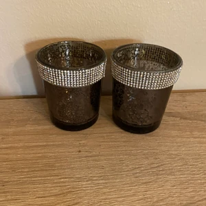 Ljusstake  - Ljushålare eller ljusstake har tänt ljus typ 2 gånger i den och man får med små ljus till! Man väljer själv hur många man vill ha jag har 2 st! 10 kr styck 