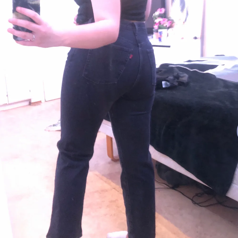 Levis jeans i färgen svart/grå, jätte jätte snygga och knappt använda, köptes från Zalando för 1000kr. Storlek M 💕💕. Jeans & Byxor.