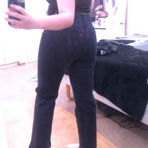 Levis jeans i färgen svart/grå, jätte jätte snygga och knappt använda, köptes från Zalando för 1000kr. Storlek M 💕💕