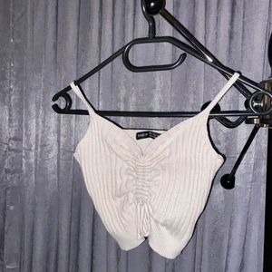 Top  - Stickad top som är i bra skick. Materialet är bra och är inte alls genomskinlig. Den ser liten ut på bild men den töjer ut sig fint när man tar på sig den. Använt den några få gånger 