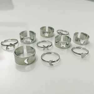 Ringar🥺 - Säljer dessa snygga ringar! De säljs i par, dvs. så som de sitter på bild två💗  Kostar 55:- och då får du alltså två ringar😍 (27:- st) Så FÖRST TILL KVARN!🤩🤩🤩  dom är justerbara så passar alla🥰                