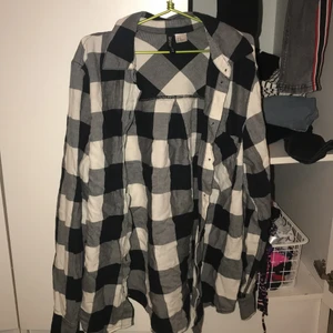 En snygg skjorta från h&m använd en gång - Köpte den i somras och har knappt använt. Inga hål eller så. 