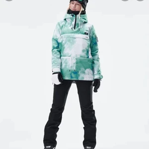 Dope slalom/snowboard jacka dam Xs - Dope funktionsjacka byggd för slalom och snowboard åkning, mellanvikts vaddering för en perfekt balans mellan värme och prestanda, vattäntät 15.000 mm, andningsförmåga 15.000 g, här kan du lösa mer om jackan funktions material, https://www.ridestore.se/dope-snowboardjacka-annok-w-water-white-353280 jackan är väldigt sparsamt använd, nyskick, använd 2 gånger vid slalom åkning. 164 cm lång, XS sann i storleken. Nypris 1280kr, tar swish