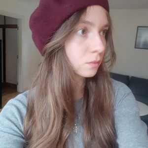 Dark red beret - Classic beret in bordeaux colour. Fit on smaller head. 