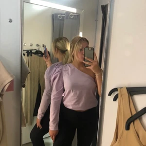 Lila enärmad blus  - Lila enärmad blus köpt i somras men aldrig kommit till använda. Blusen är i storlek 38. 