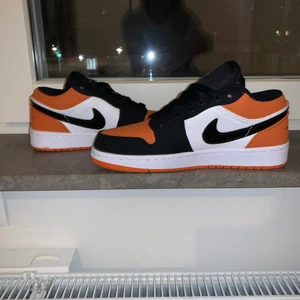 Jordans - Säljer dessa riktigt snygga jordan low shattered backboard i storlek 36. Finns i Jakobsberg, Sthlm. Kan fraktas men då står du för frakten.