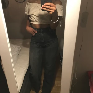 Jeans  - Jeans köpta på Zara, använda 1 gång så helt nya! Nypris 400kr 