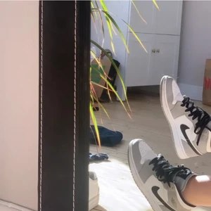 Air jordan 1 mid - Intressekoll på mina air jordan 1 mid light smoke grey! Är i bra skick!!! Nya kostar dem 4000kr 