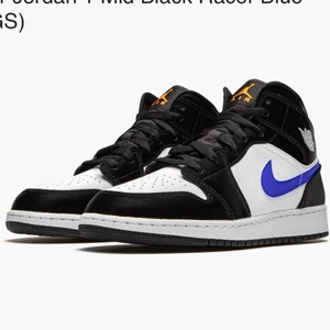 Air Jordan 1 Mid Black Racer Blue - Ascoola ÄKTA jordans i bra skick men använda. Köptes i påsk men säljs nu för att de har blivit för små. Jag har verkligen älskat dessa skor och är ledsen att jag  inte kan ha dem längre. Skriv privat för fler bilder på skorna ☺️💕