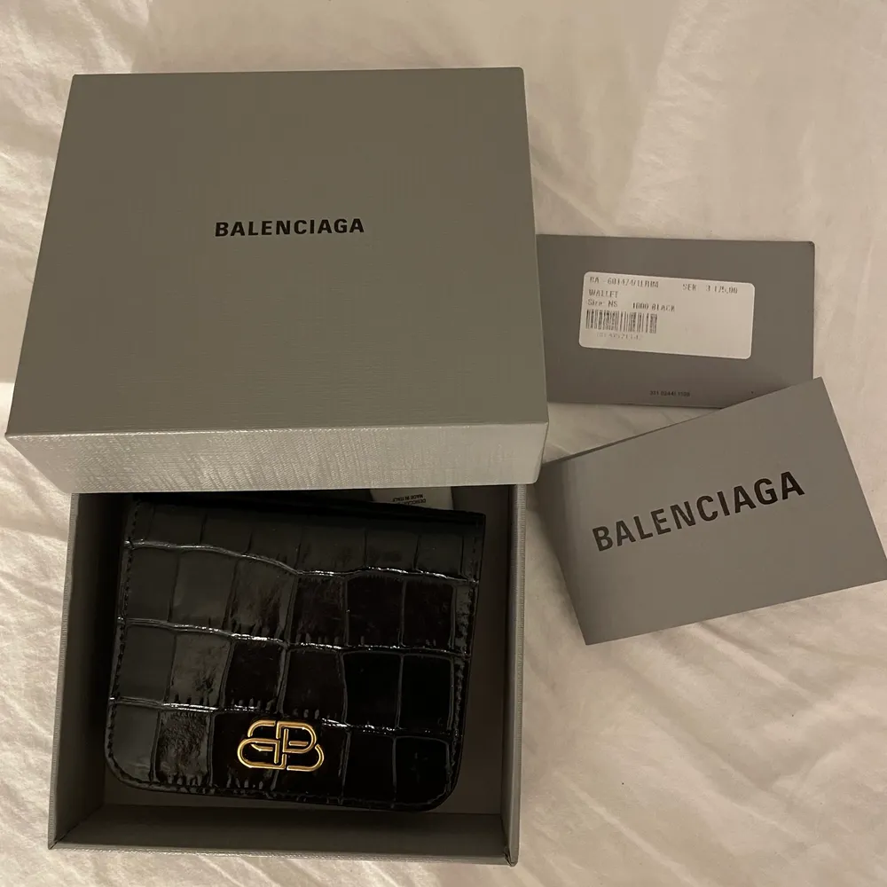 Balenciaga plånbok köpt från NK i Stockholm. Nypris 3175:- men säljer för 900:- Köpt denna sommar och knappt kommit till användning. . Övrigt.