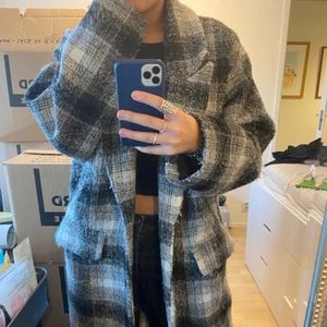 Rutig kappa strl. S! - Säljer denna rutiga kappa från Monki i storlek S! Jag är 168cm och på bild 2 ser ni hur lång den är på mig! Ordinariepris: 599:-, säljer den för 230kr!