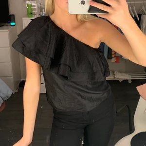 Oneshoulder festtopp  - Superfin oneshoulder topp med volanger som är perfekt till fest