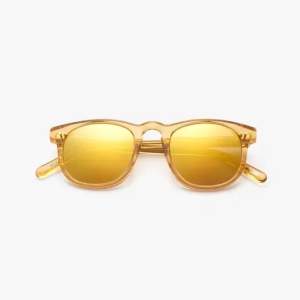 Helt nya glasögon från Chimi Eyewear, aldrig använda! Den klassiska modellen 001 i färgen mango. En guld/orange färg, med spegelglas. Nypris 1100kr Obs, saknar glasögonfodral.