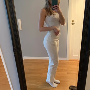  jeans straight  - Beiga/äggskalsvita jeans i straight modell från NA-KD. Säljer då de är lite korta för mig (är 165cm). Jeansen är i fint skick och endast använda några få gånger. Storlek 32 men passar mig som vanligtvis brukar ha 34-36. 