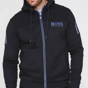 Hugo boss zip hoddie - Säljer min Hugo boss zip hoddie som är cirka 5 månader gammal fler bilder kan sändas :skick 8/10 pris ej hugget i Sten nypris 1699 kr