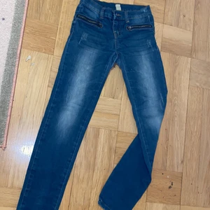 Byxor / jeans - Den är blå och lite ljus blå i mitten ganska mjuk 