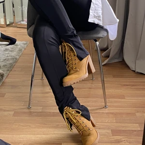 Vox skor  - Dom skönaste klackarna att gå i!! Endast använda 1 gång, så väldigt fint skick.  Klackhöjd ca 9cm.  Storlek 36.   #skor #klackskor #klackar #vox #timberland