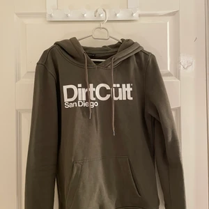 Dirtcult hoodie - Säljer min gröna dirtcult hoodie som är sparsamt andvänd så inga fläckar eller liknade, Den är i stolek L men sitter som en S/M😊