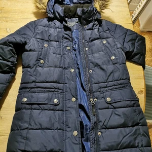 Vinterridjacka - Lång vinter ridjacka Superfin blå vinter ridjacka, sparsamt använd! I mycket bra skick. Köptes för 499 kr, säljer den för 250 kr.  Storlek: 146/152
