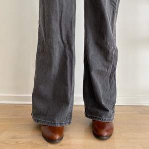 Jätte fina svart/gråa byxor i storlek 29/34 från Weekday modell Ace! Jag har ingen användning av de längre!