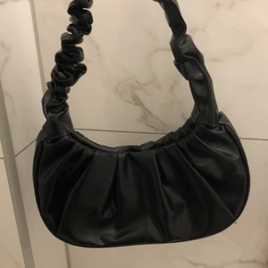 Svart fake-läder väska  - Mått nämns i bilderna! ALDRIG använd (testad hemma endast) då de inte riktigt är min stil men passar bra fr både streetstyle m.m. 