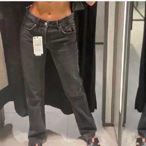 Lågmidjade grå zara jeans som är slutsålda!! Köpte de av en tjej på plick, men de va tyvärr för korta. Köparen står för frakten💕💕ALLA BILDER ÄR LÅNADE