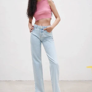 Zara mid Rise  - Lägger ut mina fina zara midrise Jean med slits. Älskar dessa men kommer tyvärr inte så mycket till användning, ska därför sälja, många intresserade redan, budgivning startas strax💕storlek 32 men jag tycker de är ganska stora i storlek, själva är jag 34 men de sitter även löst på mig❤️