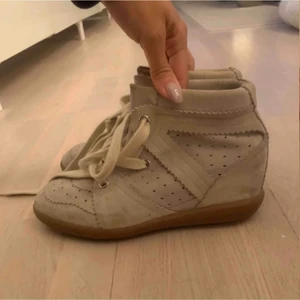Isabel marant skor - Säljer mina äkta isabel marant skor pga att dem inte kommer till användning. Den är i super fint skick. Storleken är 41 men då dem är små i storleken så passar dem 40 perfekt 🤩