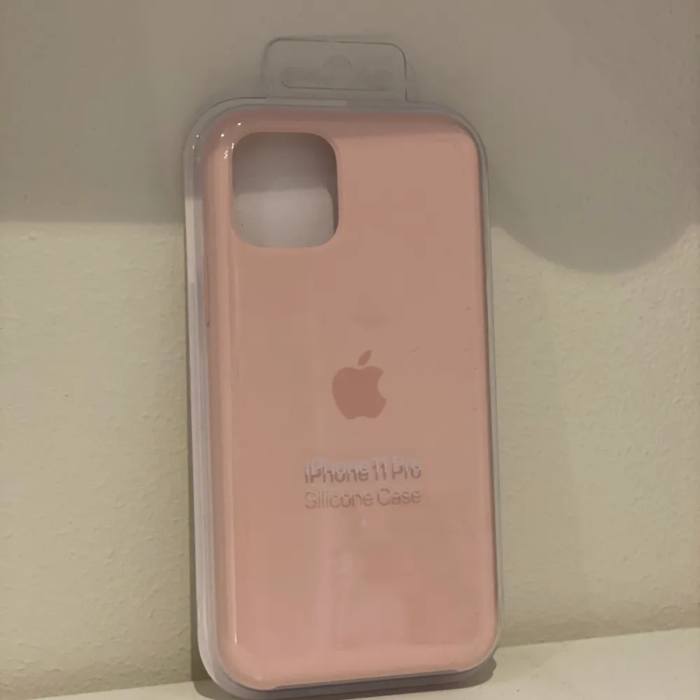 Säljer detta iphoneskal från Apple. Superfin rosa färg. Oöppnad förpackning. Köparen står för frakten. Nypris 495 kr på apples hemsida💙. Övrigt.