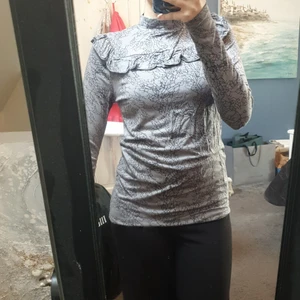 Tröja - Volang vid bröstet, lång