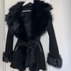 DM retro fuskpäls kappa Strl XS - Kappa med fuskpäls krage och runt armar, nypris 2499:- säljer för 1000:-