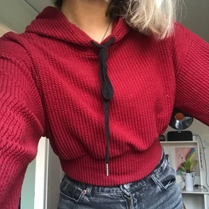  Croppad röd hoodie - Supersnygg croppad vinröd hoodie som tyvärr blivit lite för liten ❤️ passar perfekt till hösten