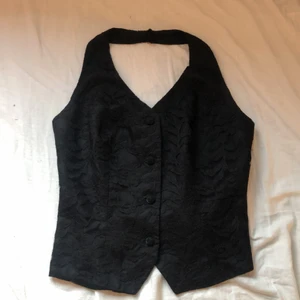 Halterneck väst - Jätte fin halterneck väst insydd till storlek S ungefär, möjligtvis M! Säljer pga andvänds ej! Köparen står för frakten <3