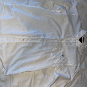 Gant Skjorta - Vit Gant skjorta, otroligt bra skicka då den endast är använd en gång!✌️