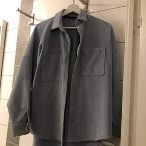 Mycket fin skjorta / kofta / jacka i en ljusblå färg. Som ny. Inklusive frakt.