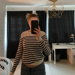 Randig tröja  - Jättesnygg vit och svart randig tröja från zara i storlek S väldigt bra skick använd ett fåtal gånger. Den är slutsåld på hemsidan