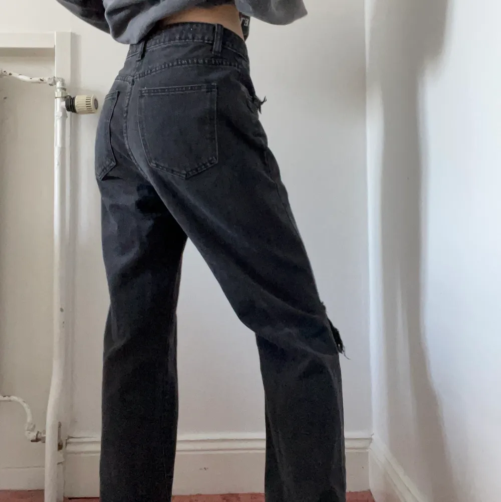 Jättesnygga jeans som tyvärr inte kommer till användning längre… jag är 170 och de sitter långa på mig (som man kan se sista bilden). Jag har inget måttband pga flytt och kan därav inte säga några mått. Storlek 38 men absolut mycket mer som en 36. Jag är vanligtvis en 34/36!💓. Jeans & Byxor.