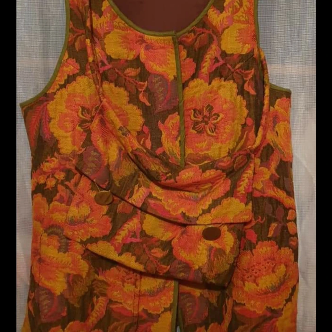 Fint mönstrad tjockare väst och väska