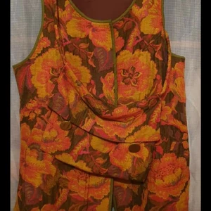 Fint mönstrad tjockare väst och väska - Snyggt mönstrat set i härliga höst färger,lång väst med tillhörande väska