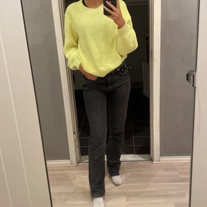 Visual clothing projekt  - En snygg gul stickad tröja i storlek S köpt ifrån Visual clothing projekt❤️. 250kr+frakt. Skriv vid intresse eller frågor❤️