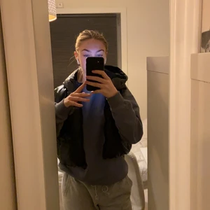 Väst 💕 - Cropped väst i strl xs!! Pris: 200 kr💕