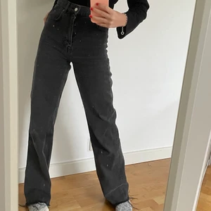 Raka jeans  - Raka långa jeans från Zara som passar mig som är 175 cm!  Dessa jeans är endast andvända fåtal gånger. Köparen står för frakten :)
