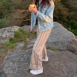 Raka Byxor  - Randiga raka byxor som är i fint skick! Köparen står för frakten :)