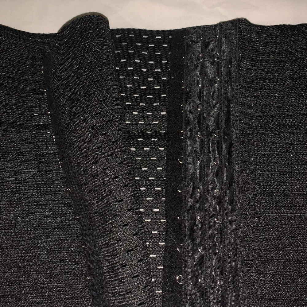 Black waist trainer, in good condition. I used too use it when I was going to the gym it worked really good it’s tight, it does what it’s supposed too, selling it because I stopped going to the gym 🥲🥲. Övrigt.