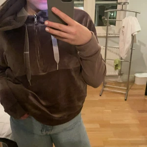 Tröja - En brun tröja från Cubus i bra skick. Väldigt mjuk utanpå men väldigt skön inuti med! Nypris 299. Storlek XS men passar mig som vanligtvis bär S/M