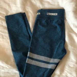 Stronger tights  - Otroligt snygga träningstights från stronger. De är i nyskick då de bara är provade men helt oanvända. De finns inte längre kvar på strongers hemsida! Frakten tillkommer och köparen står för kostanden <3